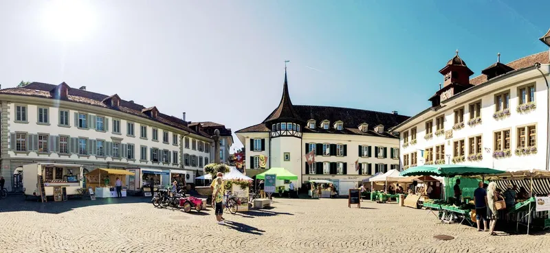 Frischproduktemarkt auf dem Rathausplatz bei sonnigem Wetter